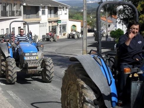 Tratores fizeram “greve” ao trabalho e saíram em Passeio