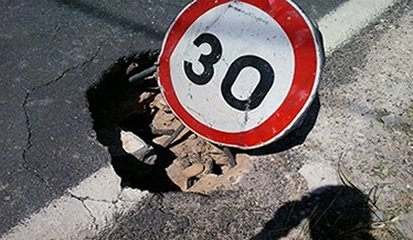 EN 362 – A «estrada de ninguém» tem buracos de 50 cm na Aldeia da Ribeira