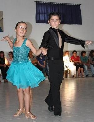 Dançarinos de Aldeia da Ribeira começam campeonato regional de dança em grande forma