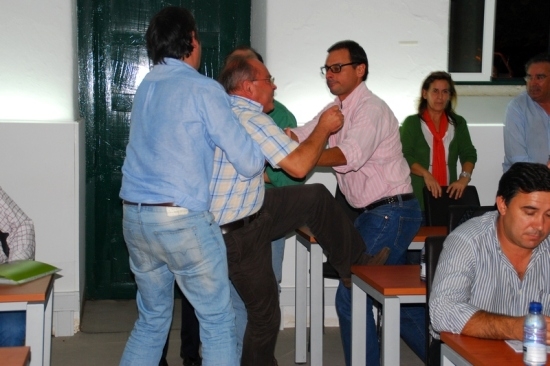 Tentativas de agressão, ameaças e insultos marcam última Assembleia Municipal de Santarém