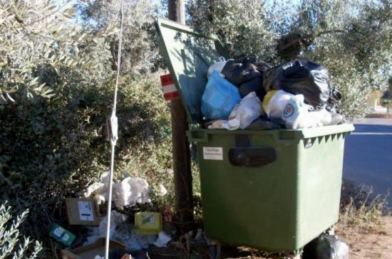 Contentores cheios de lixo em rua de Pé da Pedreira indignam moradores (Vídeo)