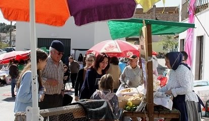 Fotos – 1º Mercado Tradicional – Folar da Páscoa “mexeu “com a vila de Alcanede