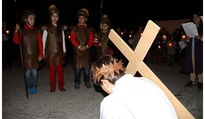 Crianças da catequese de Alcanede representam Via Sacra
