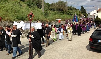 Fiéis celebram Paixão do Senhor