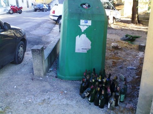 Alguns moradores da rua da Arca em Alcanede pedem maior rapidez no despejo do vidrão