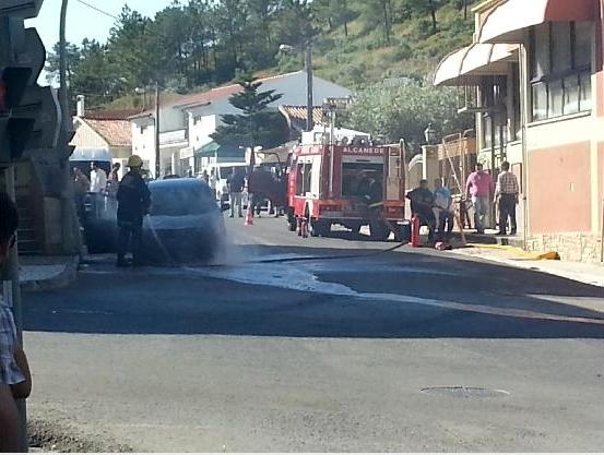 Viatura incendiou-se no centro da Vila de Alcanede