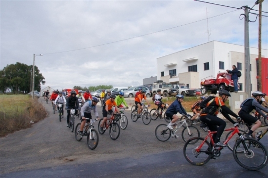 Cerca de cem ciclistas participaram em passeio de BTT organizado pelos BV de Alcanede