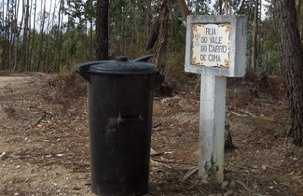 Depósito do lixo doméstico e falta de manutenção do arruamento indigna moradores da rua do Vale do Carro de Cima