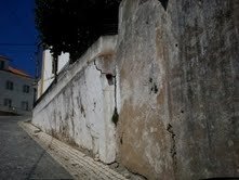 Muro em risco de derrocada?!