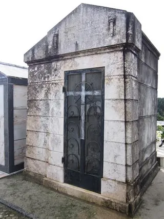 Jazigo Korrodi Alcanede