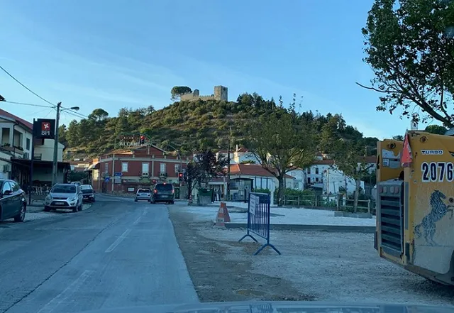 EN 362 – Falta de estacionamento e largura da estrada indigna população de Alcanede