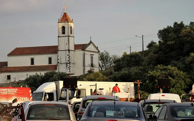Covid-19: Largo da Feira transformado em lugar de culto sob o “olhar” da Igreja Matriz de Alcanede