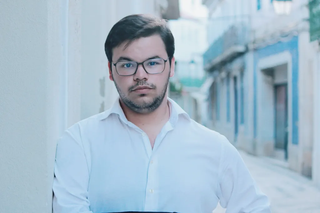 Leonardo Pereira Fadista de Casais da Charneca lança primeiro single dia 27 de Junho
