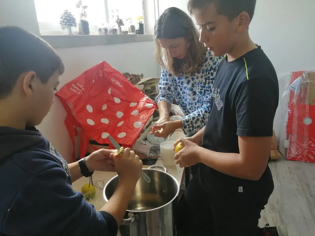 Alunos do Clube Ciência Viva aprenderam a fazer marmelada no Dia Mundial da Alimentação