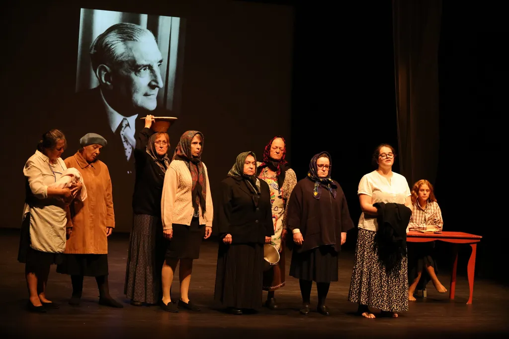 CSR Valverde palco da peça de teatro “As Mulheres de Santareno”