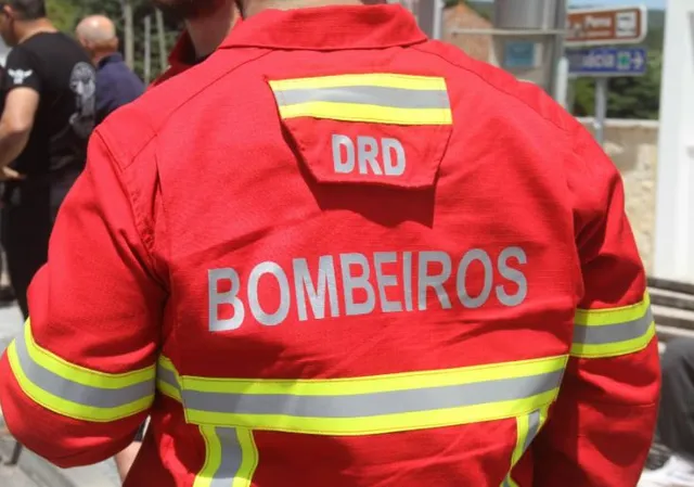 Incêndio em Espinheira mobiliza mais de 200 bombeiros