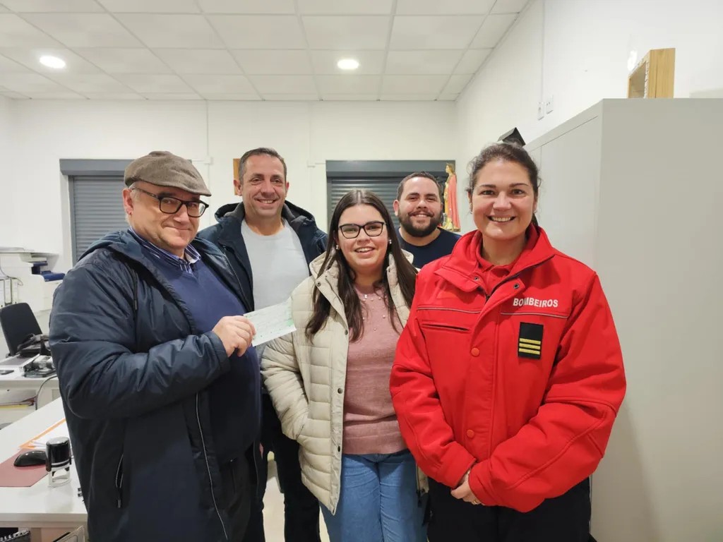 Associação de Alqueidão do Rei entrega donativo aos Bombeiros Voluntários de Alcanede