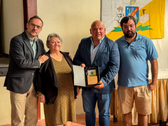 Homenagem a Ângelo Manuel Barreiro dos Santos (já falecido), recebida pela sua esposa Ana Maria e pelo seu filho Luciano