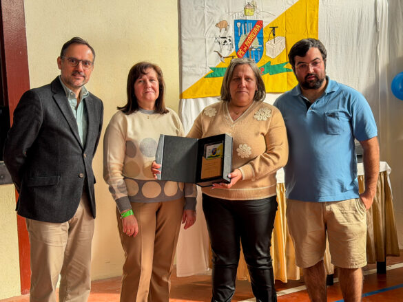 Homenagem a Albertino Cordeiro Carvalho (já falecido), recebida pelas suas filhas Célia e Fátima