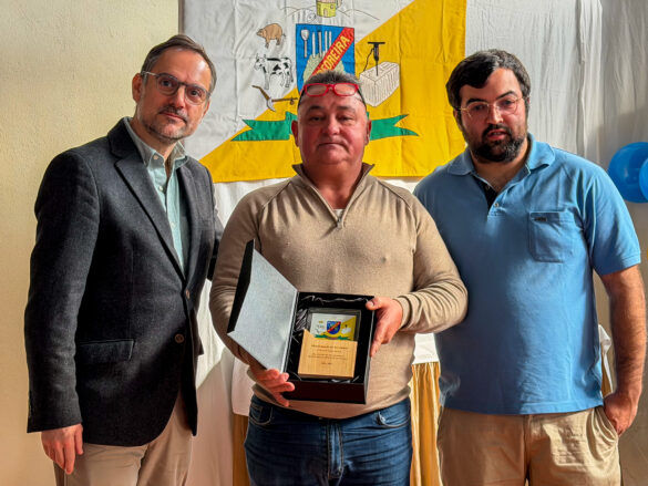 Homenagem a António Batista (já falecido), recebida pelo seu filho António