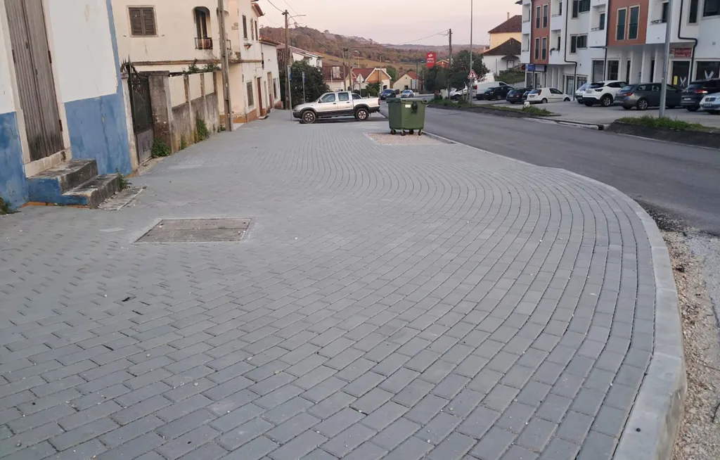 Petição denuncia incoerência nas obras da EN 362 entre Alcanede e Valverde e reclama uso de calçada portuguesa